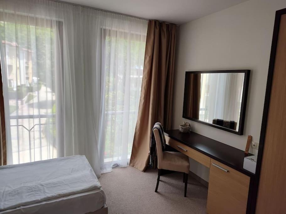 Апартаменти Modern 2bdrm In 5* & Pool